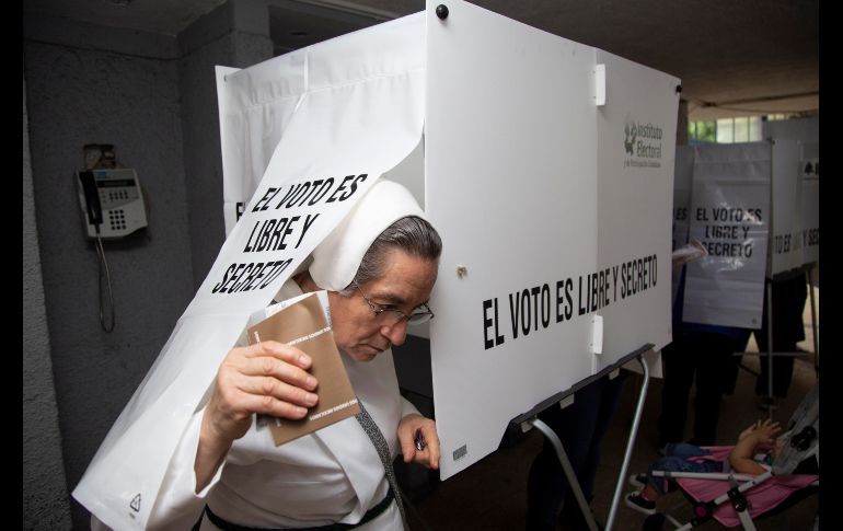 Una religiosa acude a votar en Guadalajara. EFE/F. Guasco