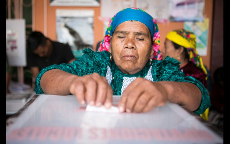 Una mujer deposita su voto en Oaxaca, Oaxaca. Un total de  89 millones 123 mil 355 ciudadanos están llamados a votar en la jornada electoral en México.