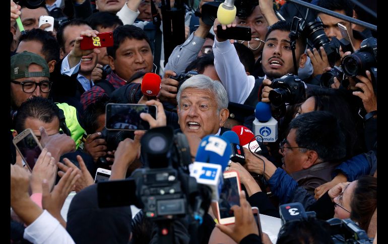 Andres Manuel López Obrador, de la coalición Juntos Haremos Historia, es rodeado por reporteros.