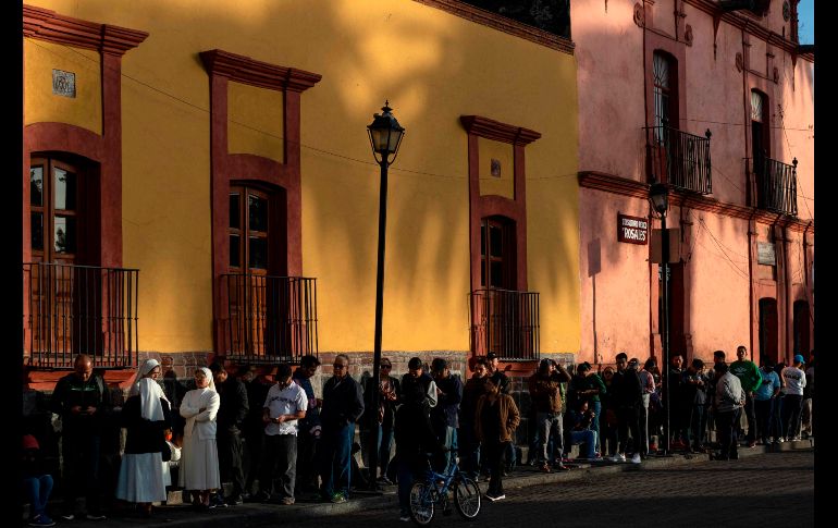 Personas hacen fila para ser de los primeros en votar en Xochimilco, en la Ciudad de México.