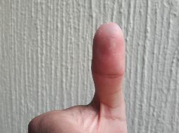 El joven salió con la seguridad que las marcas en sus boletas no serán borradas, pero con apenas una leve sombra en su dedo pulgar que comprueba que votó. EL INFORMADOR / O. Álvarez