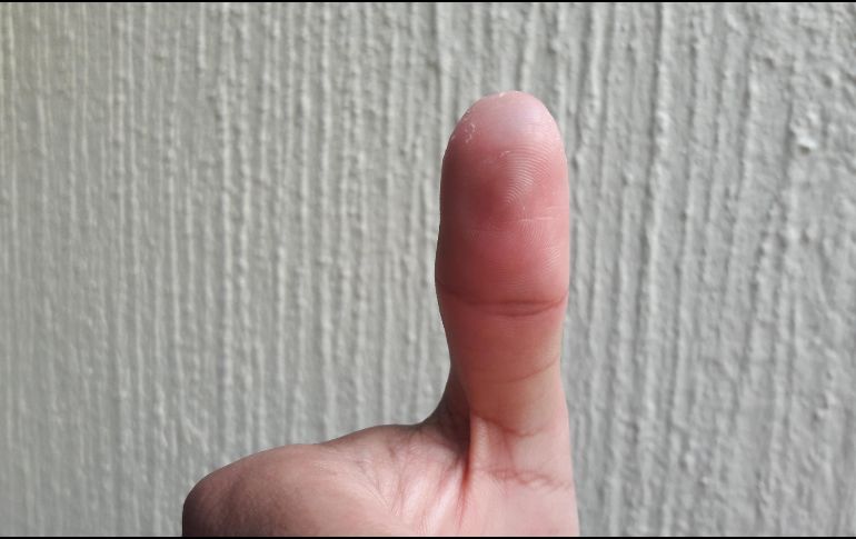 El joven salió con la seguridad que las marcas en sus boletas no serán borradas, pero con apenas una leve sombra en su dedo pulgar que comprueba que votó. EL INFORMADOR / O. Álvarez