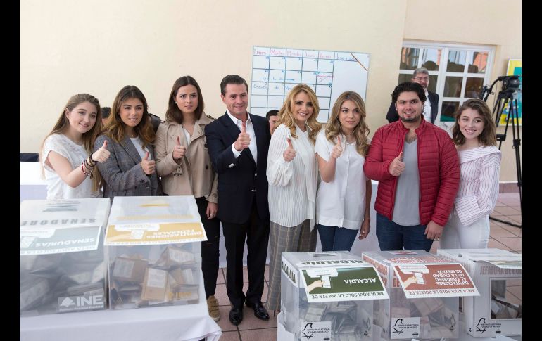 El Presidente Enrique Peña Nieto acudió a la Escuela El Pípila, frente a Los Pinos, acompañado de su esposa, Angélica Rivera y de sus seis hijos, cinco de los cuales también votaron.