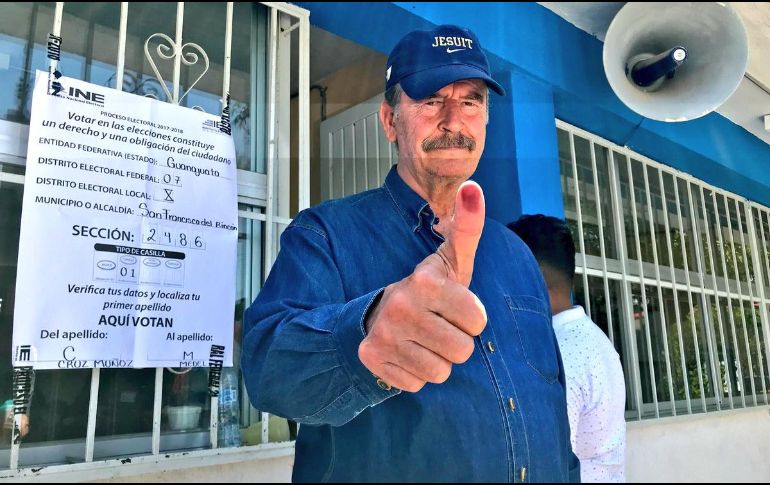 Vicente Fox acudió a votar acompañado por su esposa, Marta Sahagún. TWITTER / @VicenteFoxQue