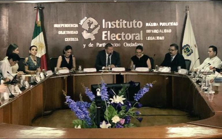 Los consejeros, representantes de partidos y medios de comunicación fueron testigos de este ejercicio en el área de Informática, donde observaron el funcionamiento de los servidores y demás procesos requeridos. TWITTER/ @iepcjalisco