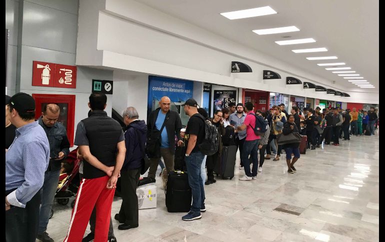 Largas filas se formaron en la casilla especial instalada en la Terminal 1 del Aeropuerto Internacional de la Ciudad de México.
