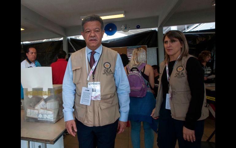Leonel Fernández, jefe de la misión de visitantes extranjeros de la Organización de Estados Americanos, en una casilla en la capital del país.