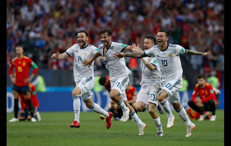 Integrantes de la Selección rusa festejan tras derrotar a España en partido del Mundial en Moscú, con lo cual avanzaron a cuartos de final. AP/M. Fernández