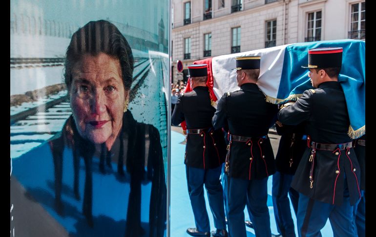 Guardias de la Guardia Republicana francesa portan el féretro de la política gala y superviviente del Holocausto Simone Veil, durante una ceremonia en el panteón donde serán enterrados sus restos en París, Francia. Veil, fallecida el 30 de junio de 2017, es inhumada hoy en el Panteón francés. EFE/ C. Petit Tesson