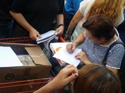 Se habilitaron también cajas de cartón a manera de urnas, derivado de la molestia e irritación colectiva por la espera. FACEBOOK / Rodrigo Gael Arellano Patiño