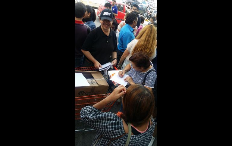 Se habilitaron también cajas de cartón a manera de urnas, derivado de la molestia e irritación colectiva por la espera. FACEBOOK / Rodrigo Gael Arellano Patiño