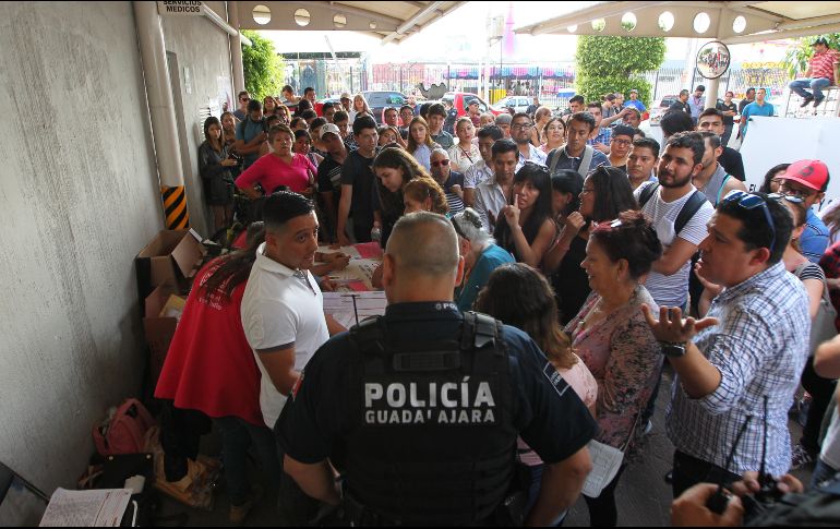 Luego de esperar durante horas, la ciudadanía se mostró molesta ante la falta de boletas suficientes en las casillas electorales, EL INFORMADOR / G. Gallo