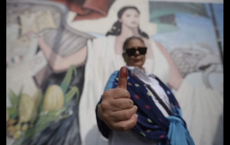 Una ciudadana muestra su pulgar luego de votar en Jalisco. Un total de cinco millones 904 mil 211 de personas están llamadas a votar en la entidad. EL INFORMADOR