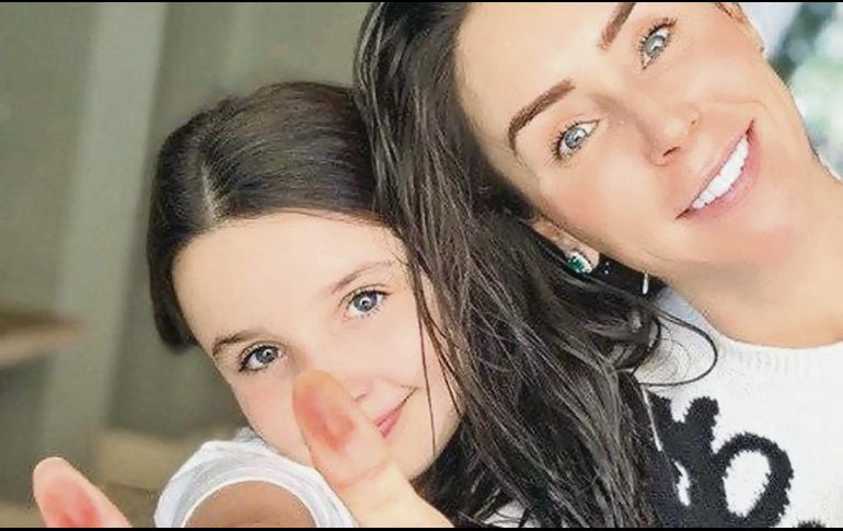 Inés Gómez Mont. “Hay que educar con el ejemplo y demostrarle a nuestros hijos la importancia del voto y la responsabilidad que conlleva. El futuro de nuestro país está en nuestras manos! ¿Qué futuro queremos para nuestros hijos? Sal a votar, México te necesita!!!! #encuarentenaperovotando”.