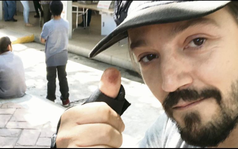 Diego Luna. “Votar me llevó minutos. Gracias a todos los ciudadanos trabajando en la casilla. Anímense, a votar todos!! #VotaLibre #Elecciones2018”.