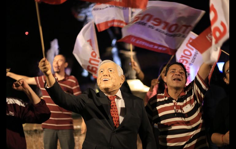 Cientos de personas celebran en Morelia, Michoacán, la victoria de AMLO.