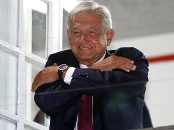 Andrés Manuel López Obrador, virtual ganador de las elecciones presidenciales, saluda a sus simpatizantes en su casa de campaña. SUN/Y. Xolalpa