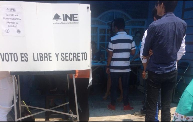 En la casilla 0894 algunos ciudadanos confundidos no saben en dónde deben votar. EL INFORMADOR / O. Flores