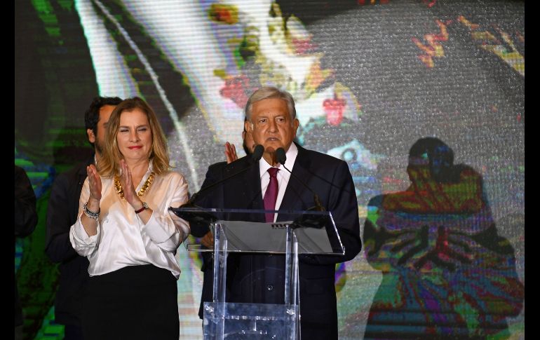López Obrador agradece apoyo y llama a reconciliación. Lo acompaña su esposa, Beatriz Gutierrez. AFP/P. Pardo