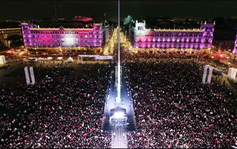 Desde las 23:00 horas la Plaza de la Constitución lucía abarrotada. AFP/M. Vázquez