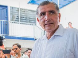 Adán Augusto López emite su voto este domingo durante la jornada electoral. NTX