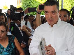 Rutilio Escandón habla con los medios luego de depositar su voto. NTX/A. Espinoza