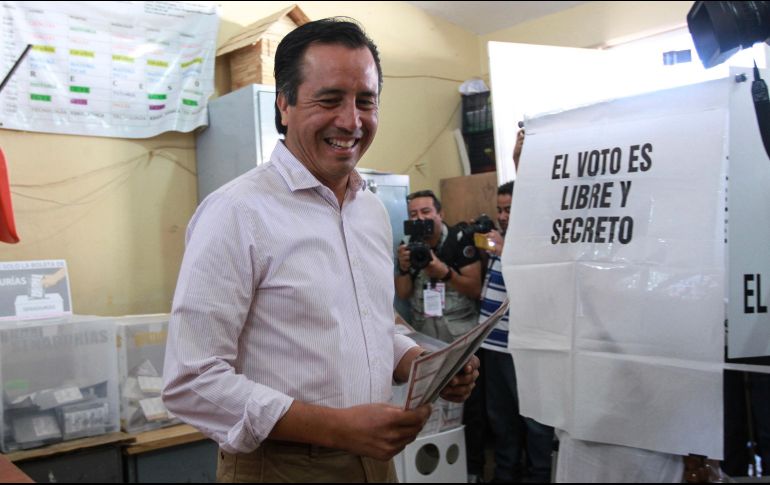 Al acudir a emitir su voto, Cuitláhuac García Jiménez aseguró que se registra una contienda electoral con gran participación y celebró la presencia de observadores internacionales. NTX/J. Espinosa