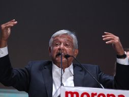 Andrés Manuel López Obrador se dirige a miles de simpatizantes en el Zócalo de la Ciudad de México. EFE/A. Cruz