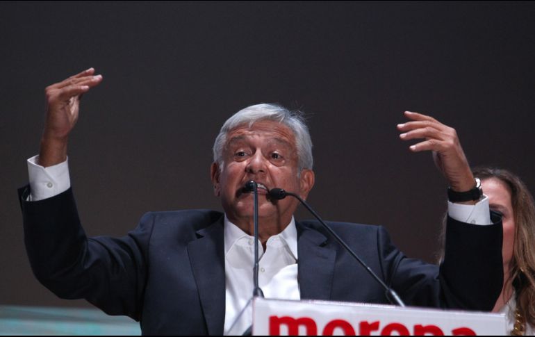Andrés Manuel López Obrador se dirige a miles de simpatizantes en el Zócalo de la Ciudad de México. EFE/A. Cruz