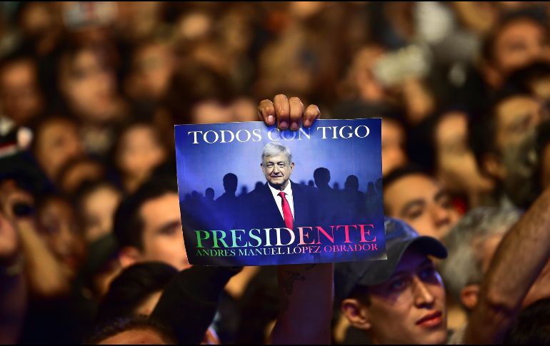 De acuerdo con el INE, López Obrador obtuvo entre 53 % y 53.8 % de los votos. AFP/P. Pardo