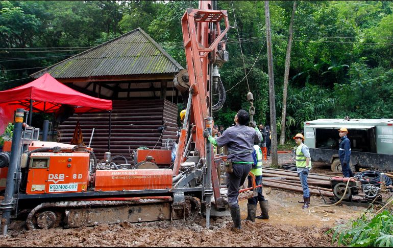 Los equipos han utilizando unas 20 bombas de extracción para reducir el nivel del agua en la caverna. EFE/P. Tasiri