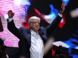 Cientos de simpatizantes de Andrés Manuel López Obrador lo aclaman durante su arribo a la Plaza de la Constitución de la Ciudad de México. EFE/A. Cruz