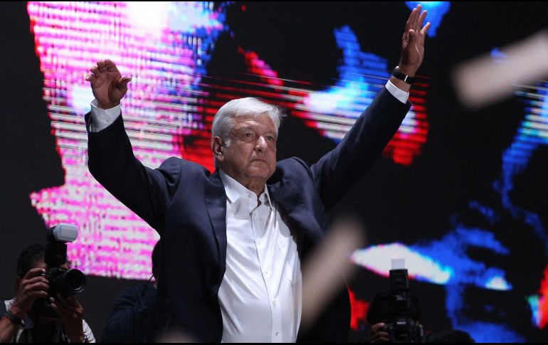 Cientos de simpatizantes de Andrés Manuel López Obrador lo aclaman durante su arribo a la Plaza de la Constitución de la Ciudad de México. EFE/A. Cruz