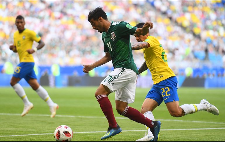 Vela (I), uno de los mejores jugadores mexicanos en la primera mitad. AFP/ M. Vatsyayana