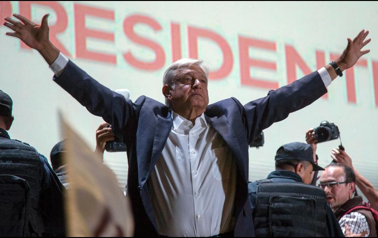 ''Llamo a todos los mexicanos a la reconciliación y a poner por encima de los intereses personales, por legítimos que sean, el interés superior, el interés general... la patria es primero'', dijo ante los ciudadanos. AP / A. Vázquez