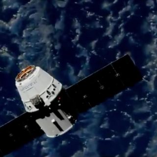 Nave de SpaceX lleva helado, ratones y un robot a la EEI