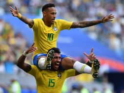 Neymar celebra en hombros de Paulinho tras anotar el primer gol brasileño. AFP/F. Coffrini