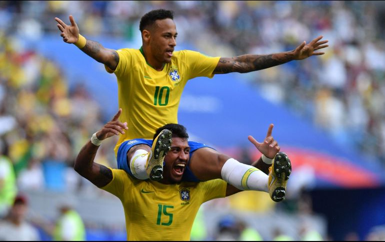 Neymar celebra en hombros de Paulinho tras anotar el primer gol brasileño. AFP/F. Coffrini