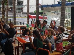 Aficionados en Guadalajara acuden a restaurantes para ver el partido del Tricolor, en medio de un vendaval de emociones. EL INFORMADOR / F. Romero
