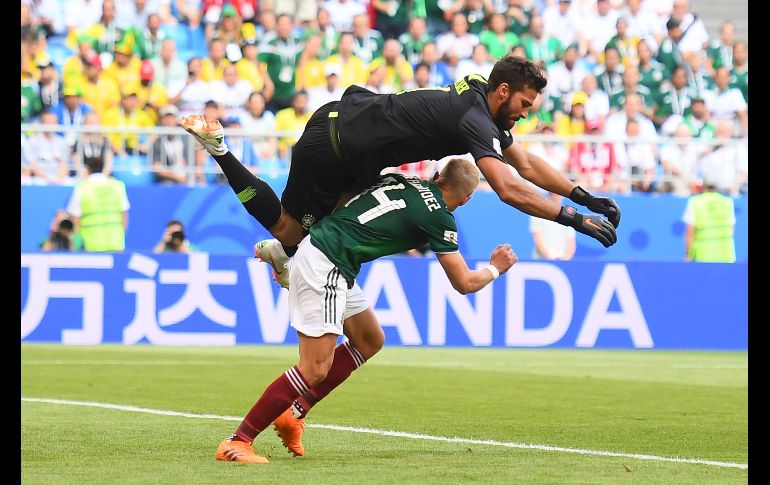 Alisson saltó en la jugada durante la primera mitad del encuentro.