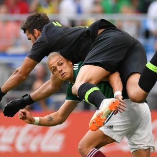 El encuentro de "Chicharito" y Alisson en "cámara lenta"