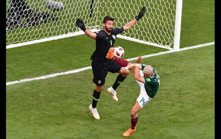 El partido entre México y Brasil dejó una curiosa secuencia de imágenes de esta jugada, captada por fotógrafos desde varios ángulos. AFP/S. Khan