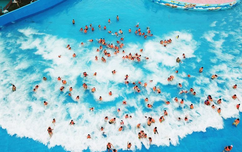 Una alberca en un parque de diversiones en Lianyungang, China. AFP