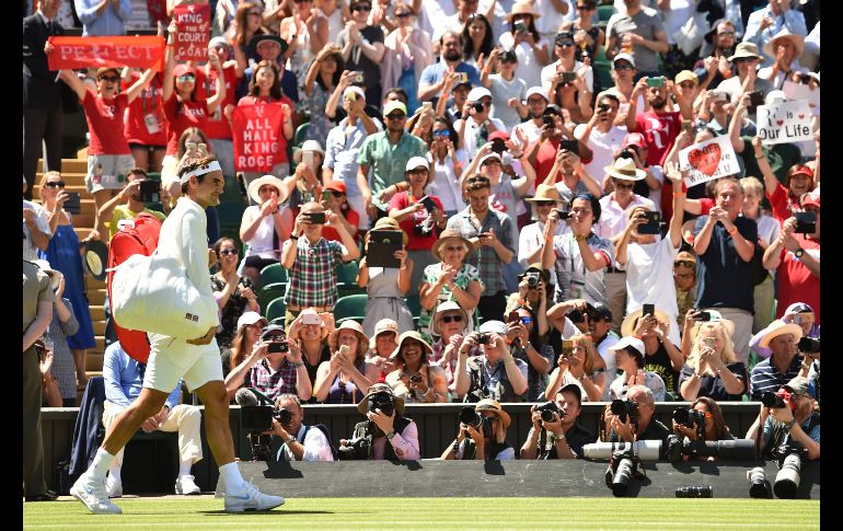 El tenista suizo Roger Federer llega para un partido del primer día del torneo de Wimbledon en Londres, Inglaterra. AFP/G. Kirk