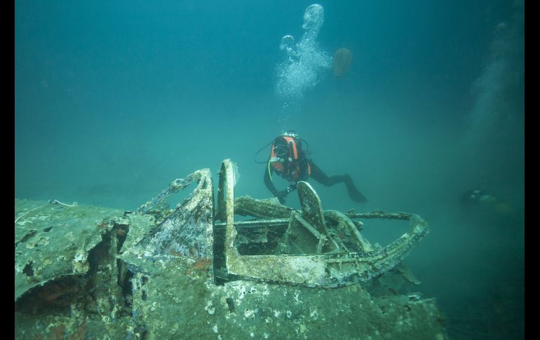 Un militar francés explora los restos del P47 Thunderbolt, una aeronave de combate estadounidense de la Segunda Guerra Mundial que se estrelló en 1994, en Castellare di Casinca, Francia. AFP/B. Horvat