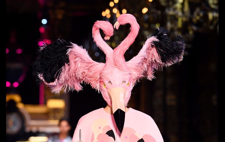 Una modelo  muestra diseños de Schiaparelli, durante la presentación de la colección otoño/invierno de alta costura en París. AFP/A. Jocard