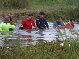 El cuerpo del niño fue hallado a metro y medio de profundidad y a un metro de la orilla del cuerpo de agua. ESPECIAL / Bomberos de Zapopan