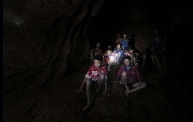 Los 12 menores de un equipo de futbol y su entrenador, desaparecidos el 23 de junio en la cueva Tham Luang, en el momento de ser encontrados en Mae Sai, Tailandia. Los equipos de rescate los localizaron hoy con vida. EFE/Real Ejército de Tailandia