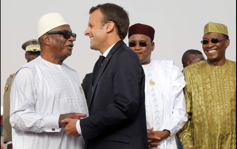 El presidente de Mali, Ibrahim Boubacar Keita (i), abraza a su homólogo francés, Emmanuel Macron (i), en Nouakchott, Mauritania, en el marco de la sesión de la Academia de Defensa del G5. AFP/L. Marin