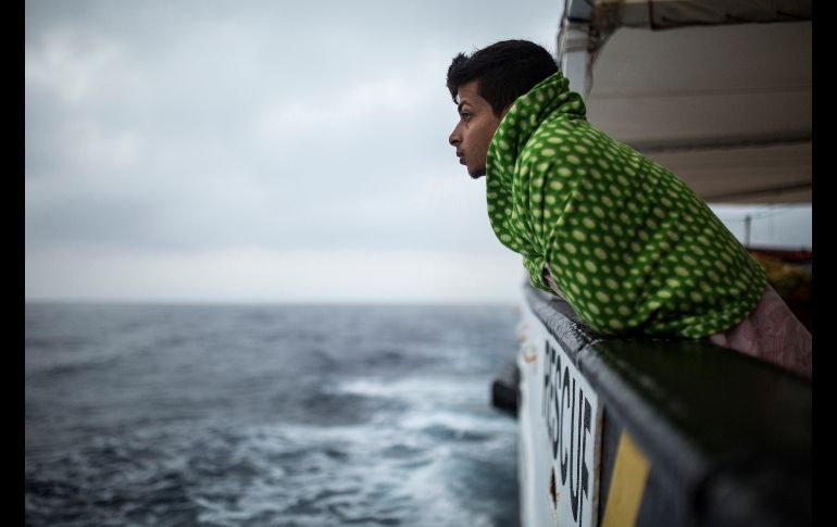 Un migrante rescato se ve en la embarcación operada por la organización Open Arms, mientras se traslada al sur de la isla italiana de Cerdeña. AP/O. Calvo